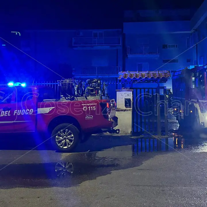 Rende, Fiat 500L in fiamme. Intervento notturno dei Vigili del fuoco\n