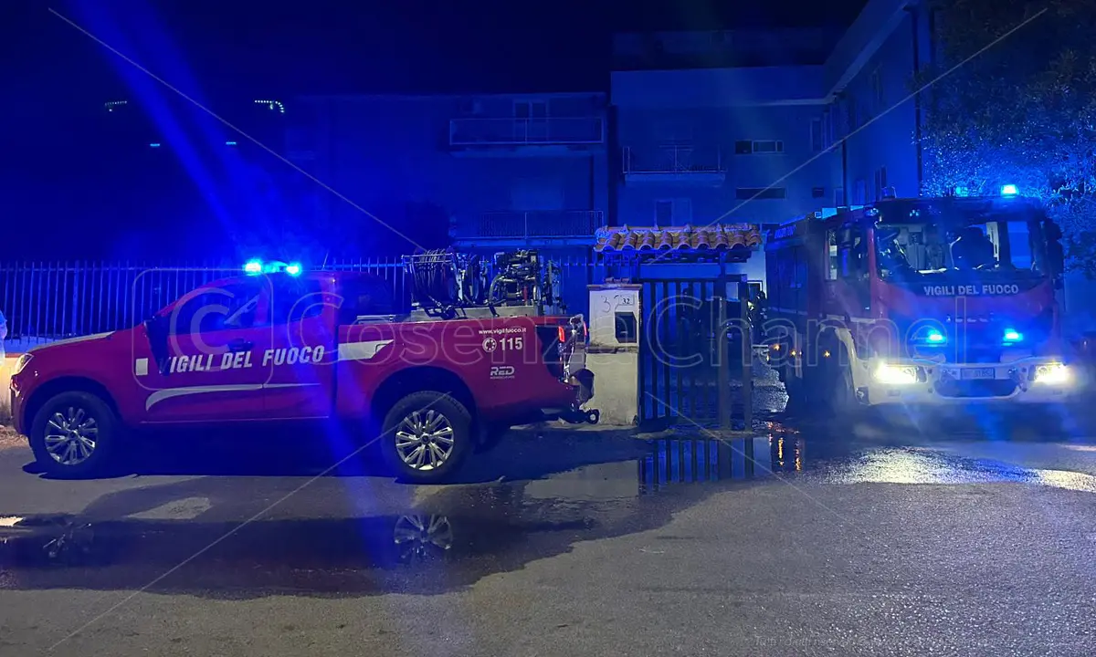 Rende, Fiat 500L in fiamme. Intervento notturno dei Vigili del fuoco\n