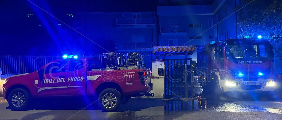 Rende, Fiat 500L in fiamme. Intervento notturno dei Vigili del fuoco\n