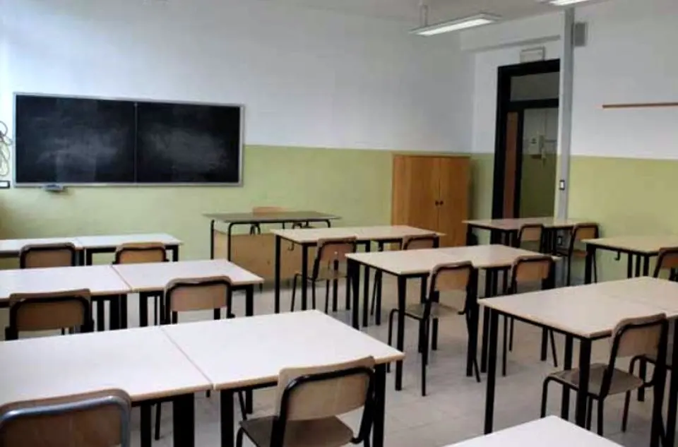 La precarietà lavorativa e la scadenza prossima (31 luglio) dei contratti dei collaboratori scolastici vincitori di concorso\u00A0\n
