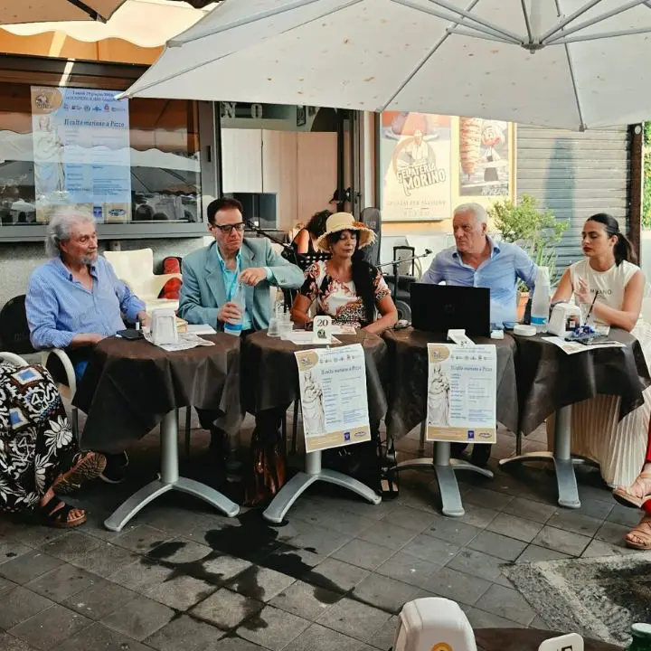 Fede, storia e arte sotto il cielo di Pizzo: il successo del caffè letterario sul culto mariano\n