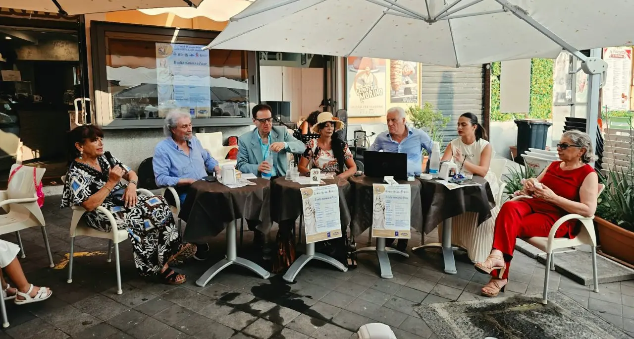 Fede, storia e arte sotto il cielo di Pizzo: il successo del caffè letterario sul culto mariano\n