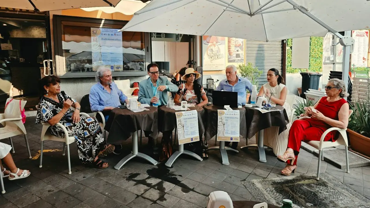 Fede, storia e arte sotto il cielo di Pizzo: il successo del caffè letterario sul culto mariano\n