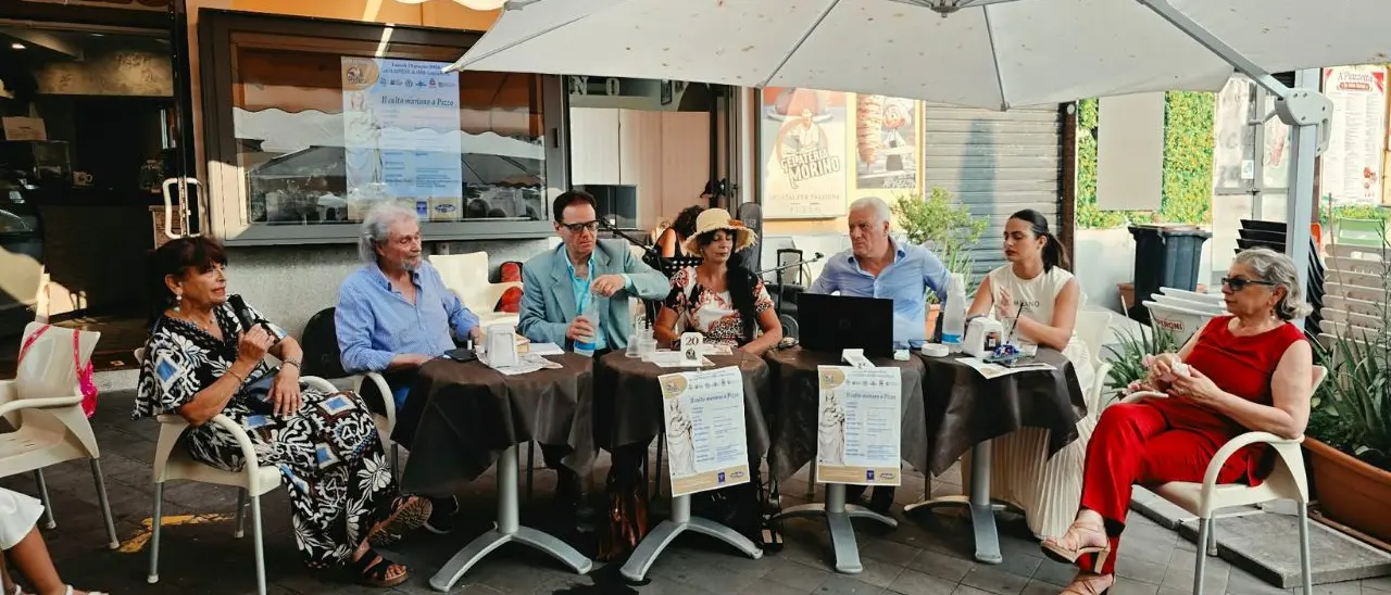 Fede, storia e arte sotto il cielo di Pizzo: il successo del caffè letterario sul culto mariano\n