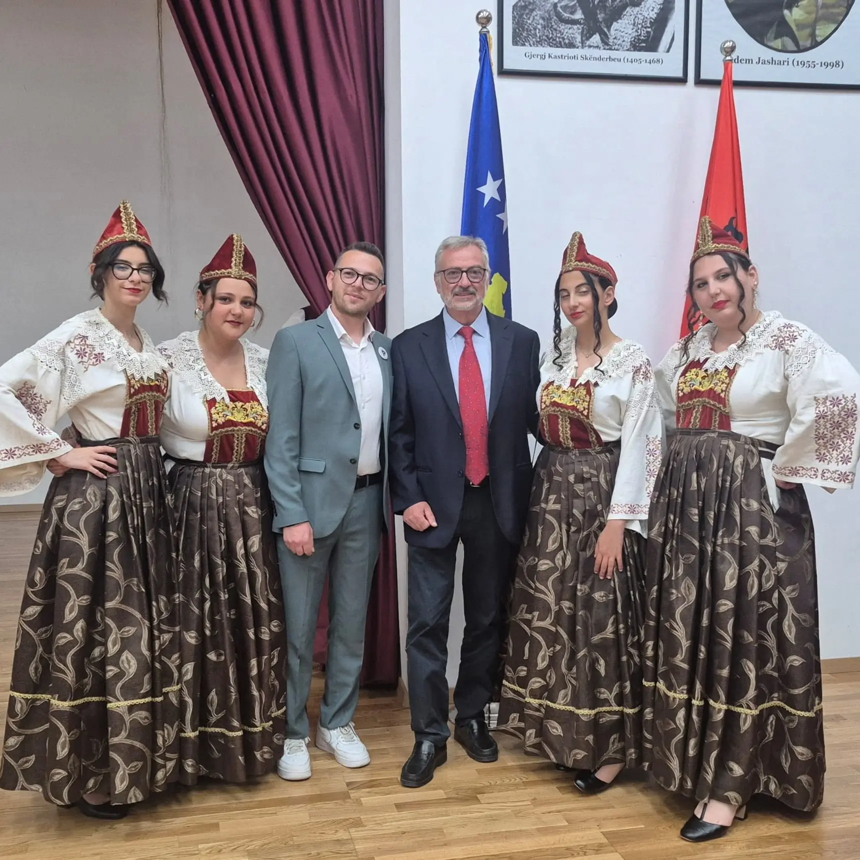 I fili d'oro della memoria: lo storico viaggio di \"Shpresa jonë\" da Vena di Maida al cuore del Kosovo e dell'Albania\n