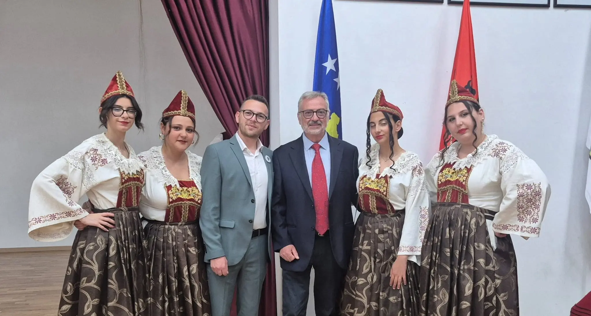 I fili d'oro della memoria: lo storico viaggio di \"Shpresa jonë\" da Vena di Maida al cuore del Kosovo e dell'Albania\n