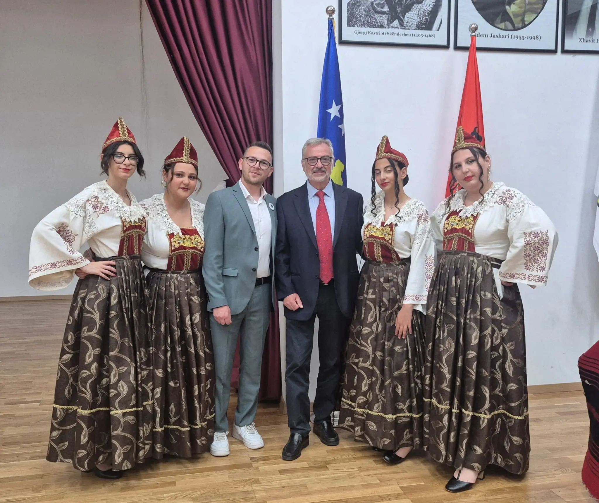 I fili d'oro della memoria: lo storico viaggio di \"Shpresa jonë\" da Vena di Maida al cuore del Kosovo e dell'Albania\n