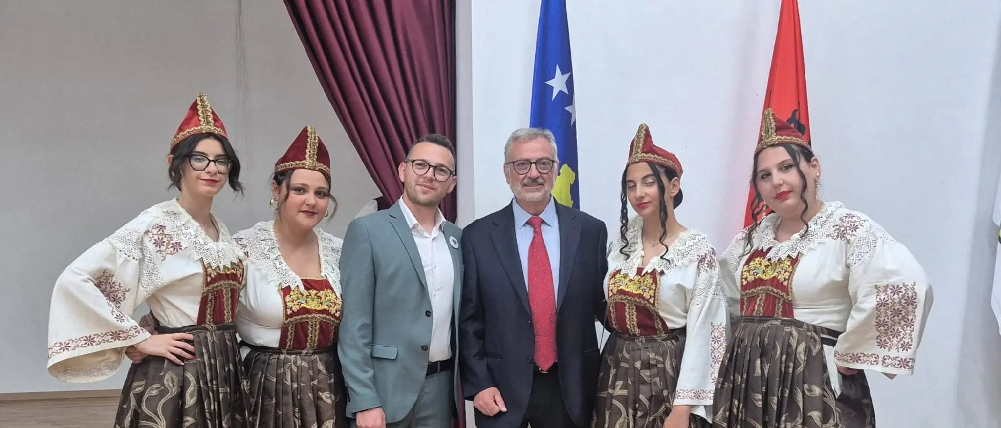 I fili d'oro della memoria: lo storico viaggio di \"Shpresa jonë\" da Vena di Maida al cuore del Kosovo e dell'Albania\n