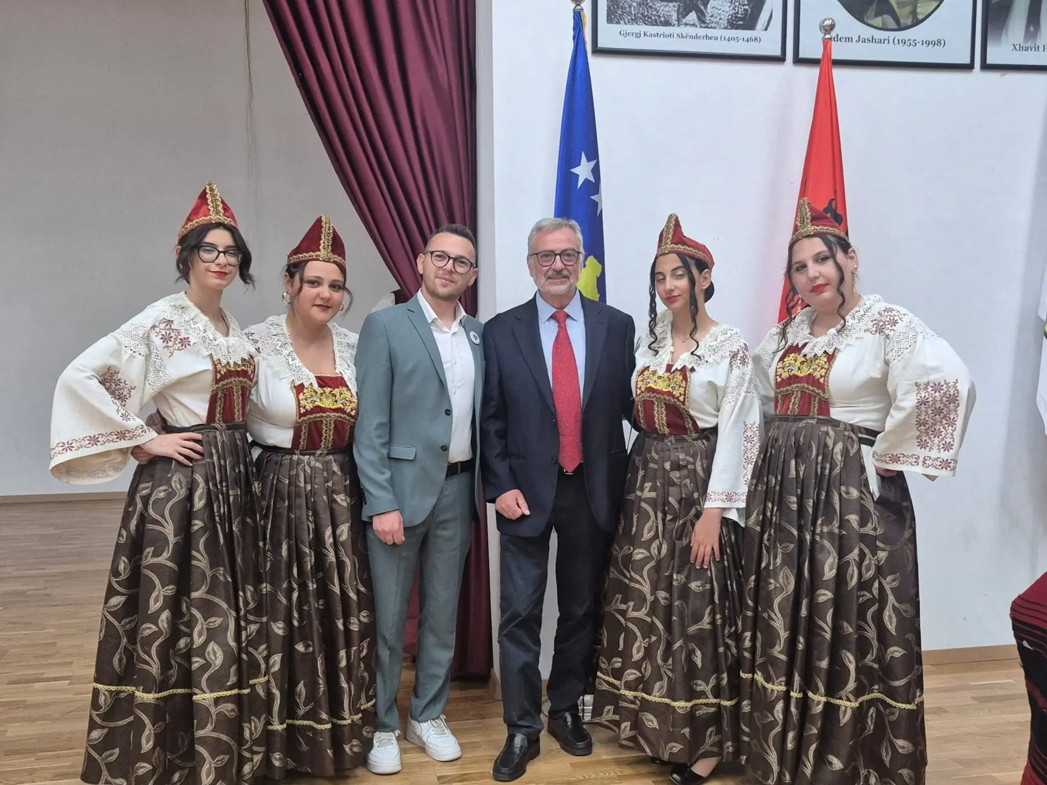 I fili d'oro della memoria: lo storico viaggio di \"Shpresa jonë\" da Vena di Maida al cuore del Kosovo e dell'Albania