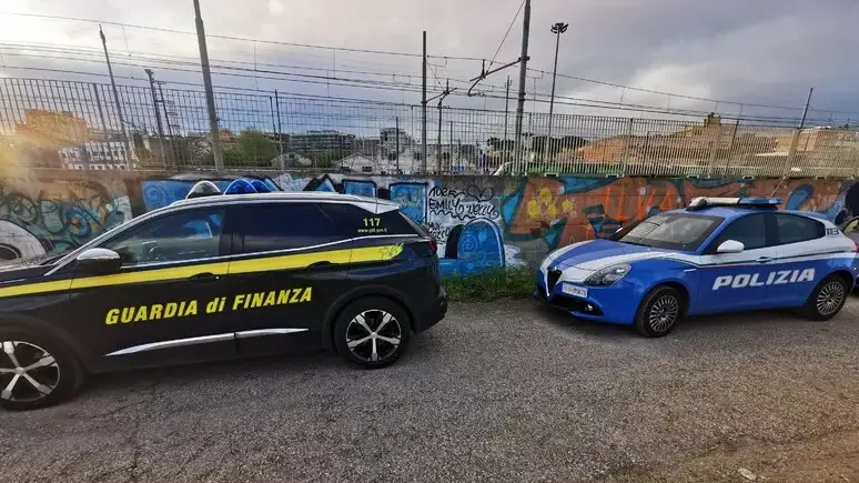 <p>Polizia e Guardia di Finanza (Ansa)</p>\\n