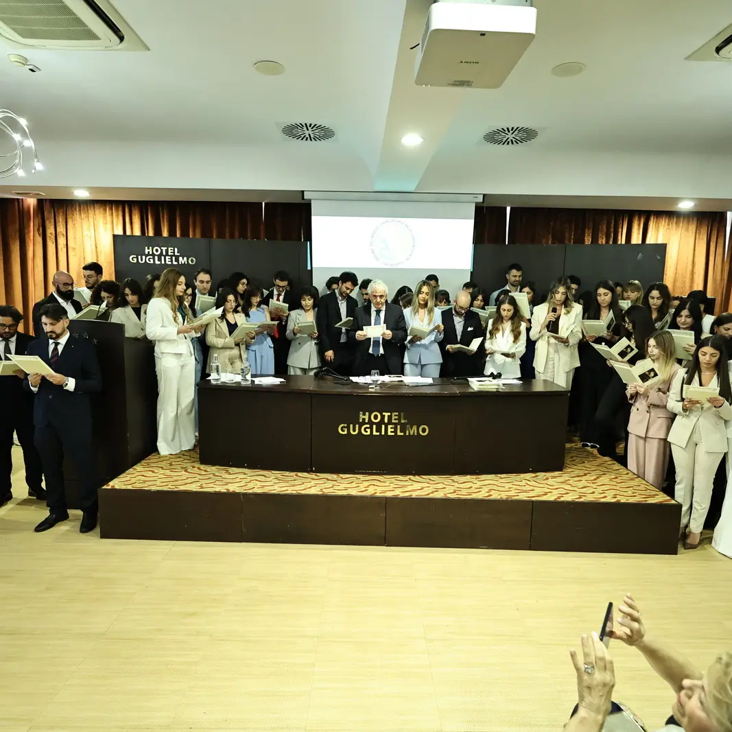 Catanzaro, assemblea Ordine dei Medici: premiati i professionisti con 45 anni di attività e accolti i neolaureati\n