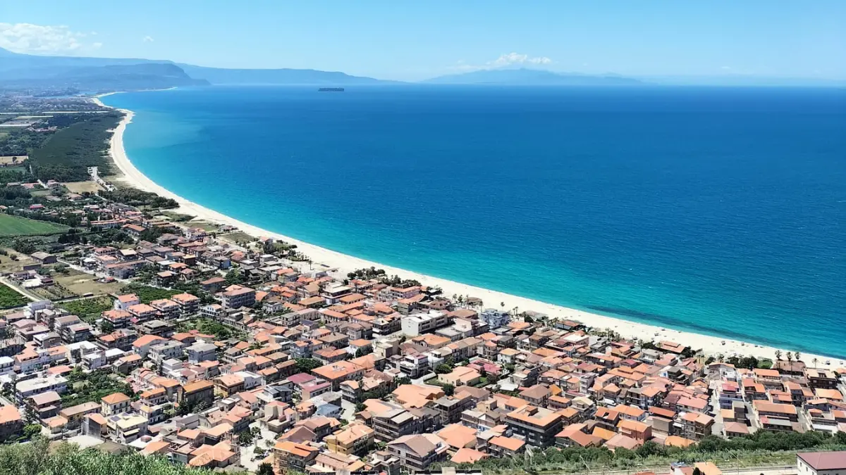 Nicotera, scatta il divieto di balneazione davanti al fosso San Giovanni. La Pro Loco attacca il Comune: «I nostri allarmi ignorati»\n