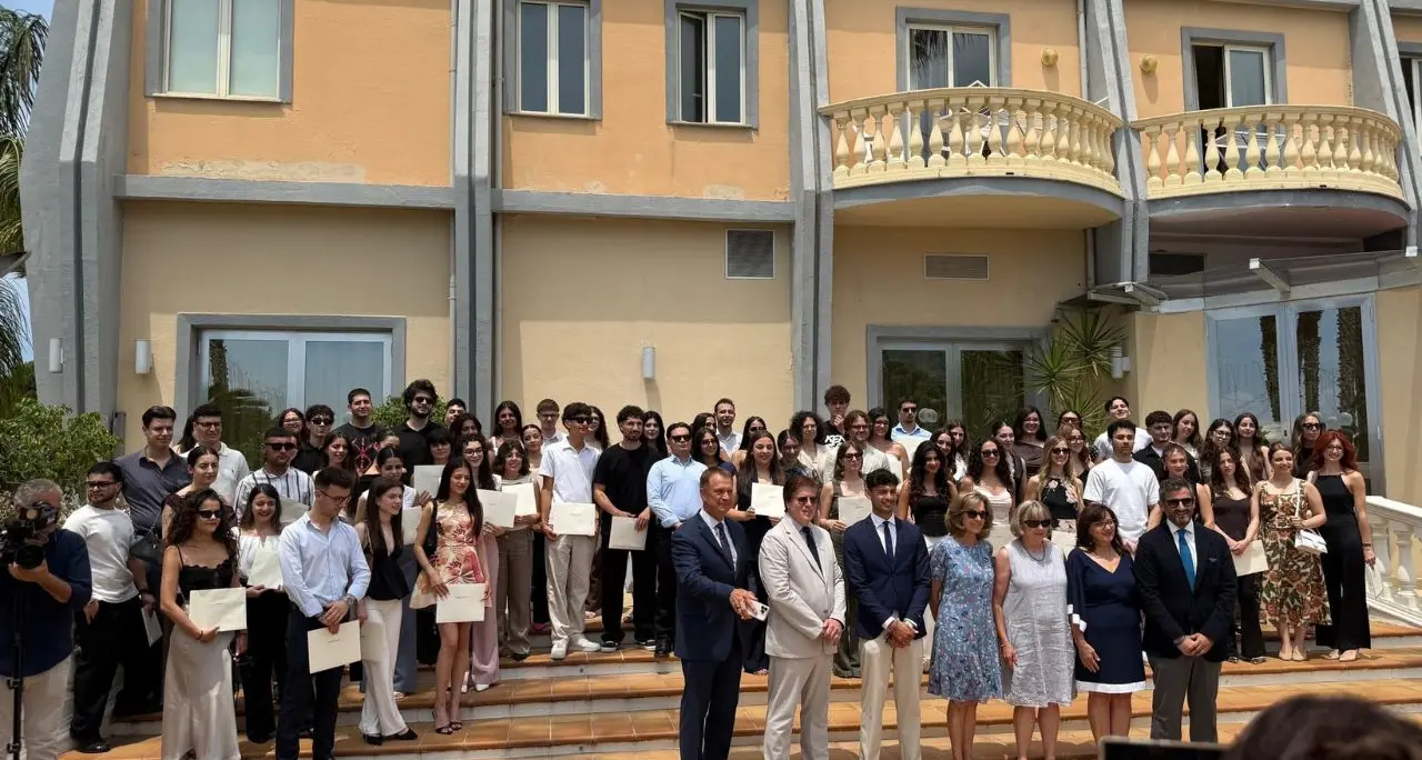 Amantea celebra il merito: 105 studenti premiati dalla John R. Mott Foundation\n