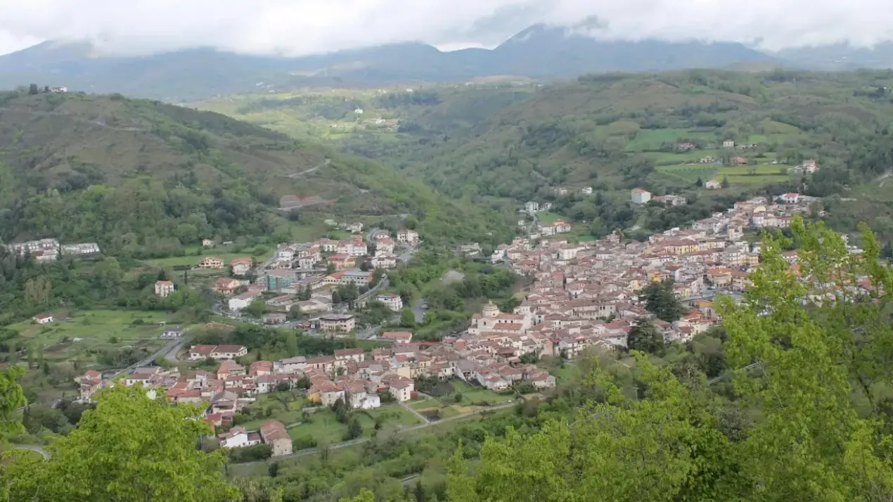 <p>Veduta su Laino Borgo</p>\\n