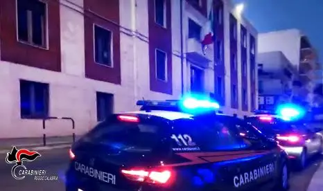 Reggio, folle inseguimento nella notte: due arresti dopo una fuga pericolosa\n