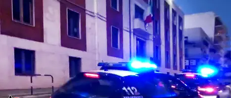 Inseguimento\u00A0per le vie del centro di Reggio Calabria, arrestati 2\u00A0giovani: carabinieri aggrediti durante l'intervento\n