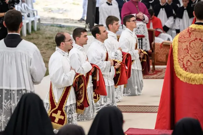 I lefebvriani\u00A0ordinano quattro vescovi: non accolto l’appello del Papa a fermarsi, è scisma\n