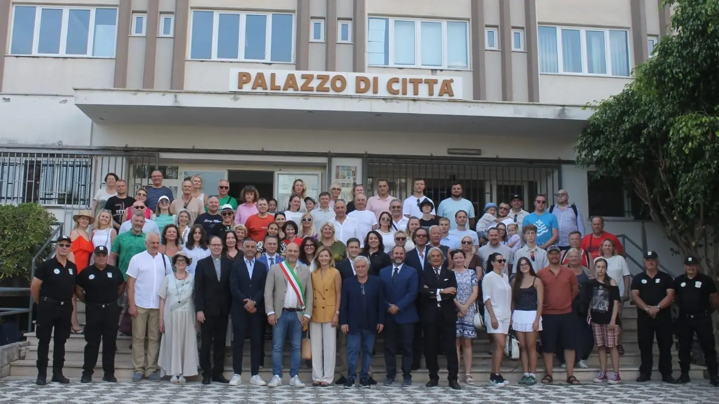 <p>Una foto di gruppo all'ingresso del municipio di Scalea</p>\\n