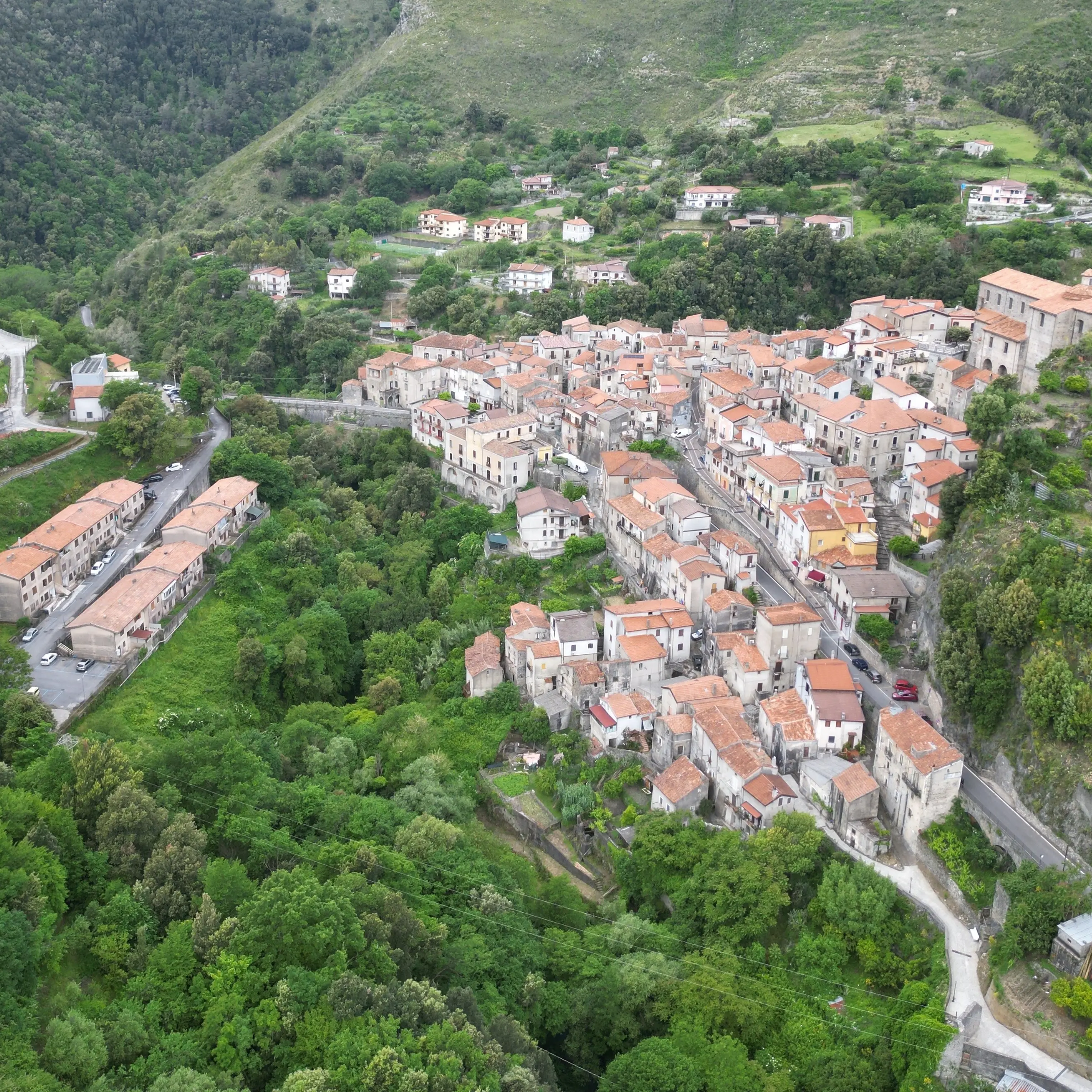 Papasidero entra nell’élite dei borghi italiani: il Touring Club Italiano le assegna la Bandiera Arancione\n