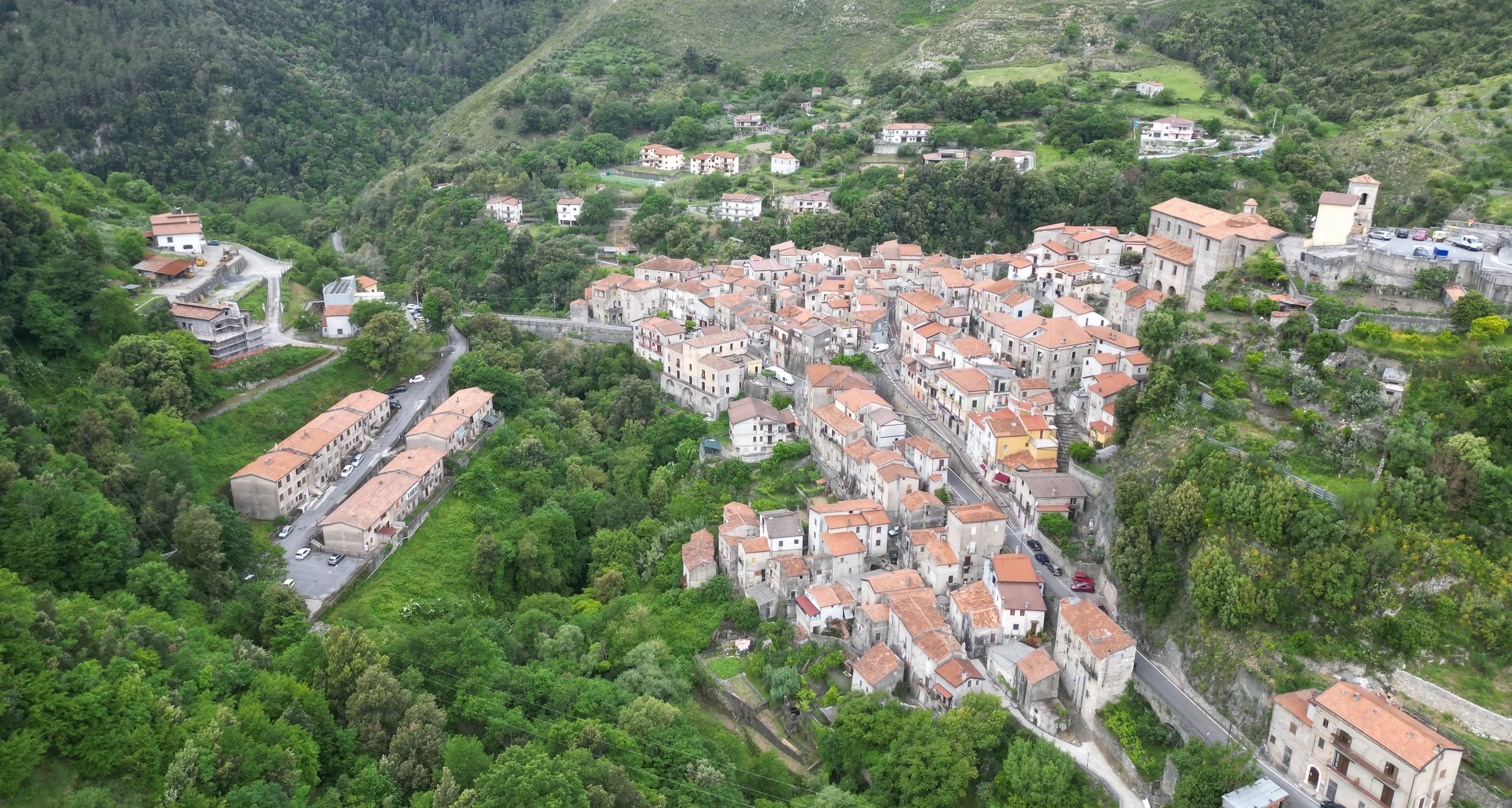 Papasidero entra nell’élite dei borghi italiani: il Touring Club Italiano le assegna la Bandiera Arancione\n