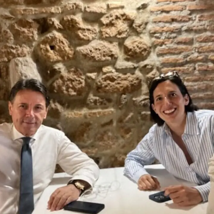 Campo largo, si apre il dibattito sul nome della coalizione: da Conte a Bonelli, tra proposte e ironie del centrodestra\n
