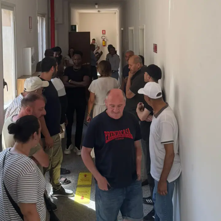 Prendocasa Cosenza in Comune, protesta al Welfare con gli occupanti di via Savoia e delle ex Canossiane\n