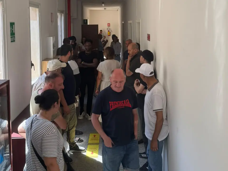Prendocasa Cosenza in Comune, protesta al Welfare con gli occupanti di via Savoia e delle ex Canossiane