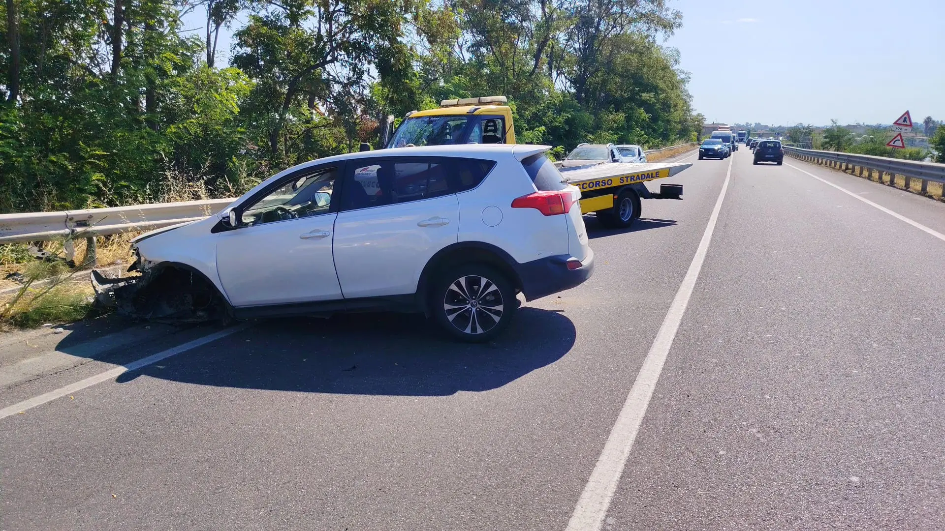 Corigliano Rossano, perde il controllo dell’auto e finisce fuori strada: ferito un 19enne\n