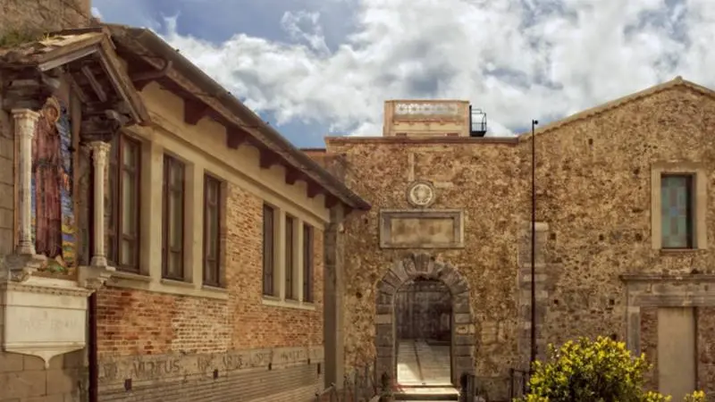 <p>Palazzo Santa Chiara</p>\\n