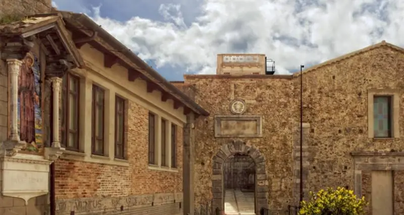 Tropea celebra la poesia: a Palazzo Santa Chiara la premiazione della 23ª edizione di \"Onde Mediterranee\"\n