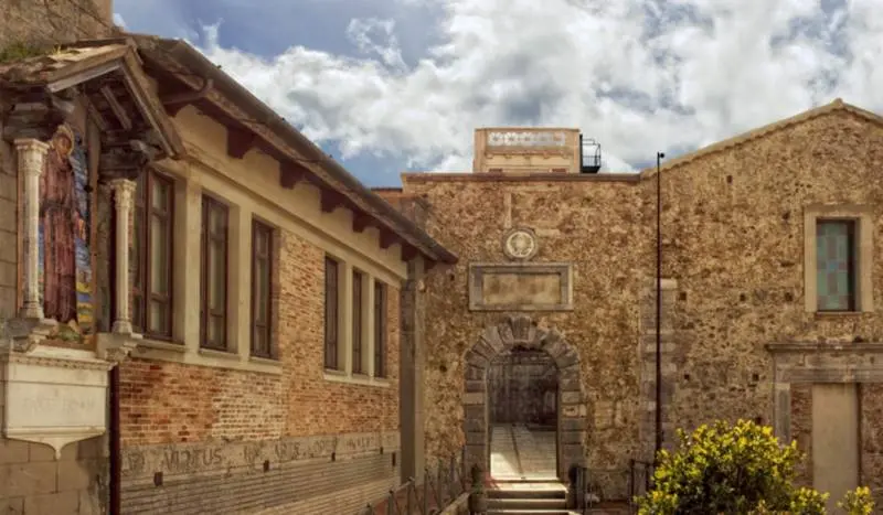 Tropea celebra la poesia: a Palazzo Santa Chiara la premiazione della 23ª edizione di \"Onde Mediterranee\"\n