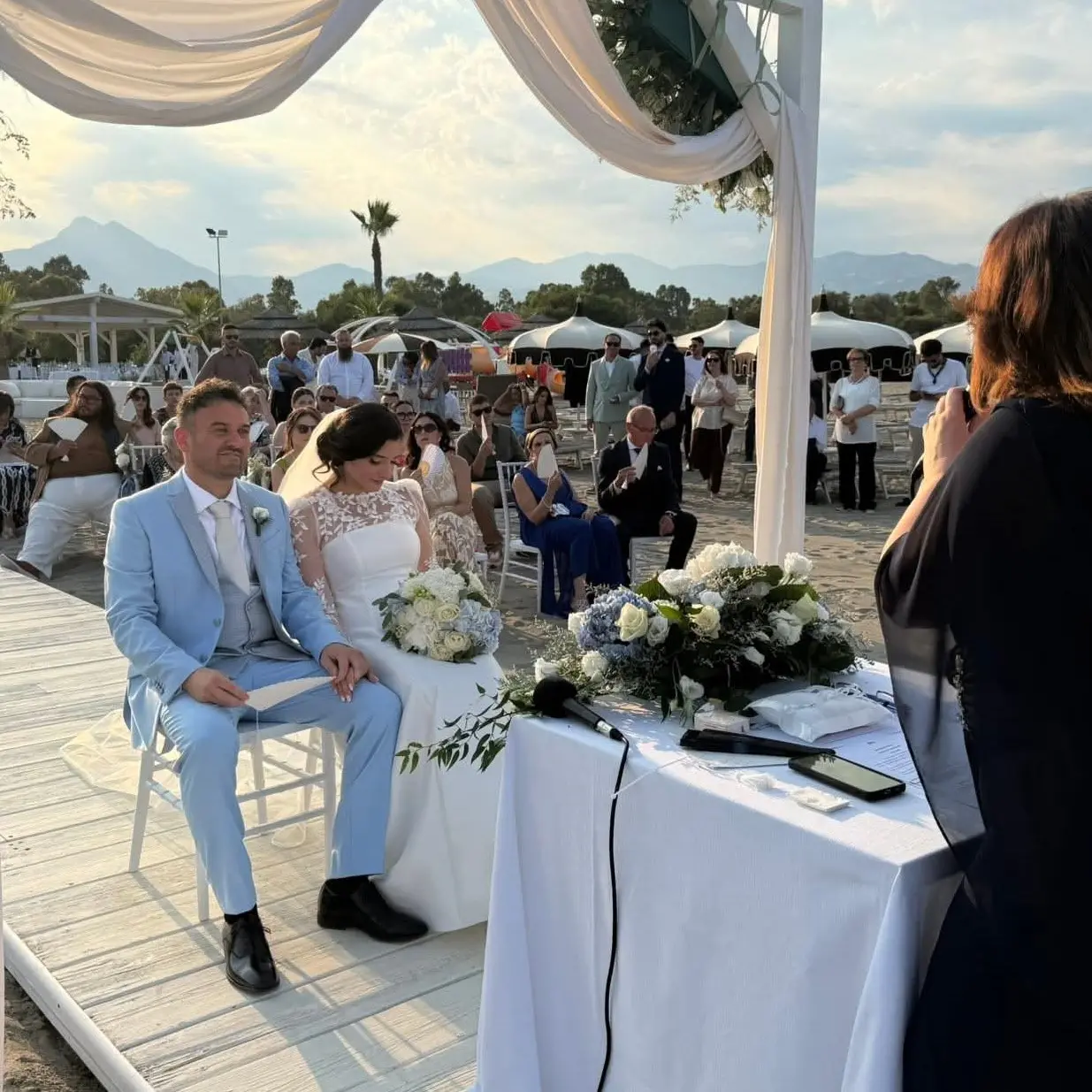 Villapiana, primo matrimonio civile fuori dal Comune: Danilo e Rosanna si dicono «sì» in riva al mare\n
