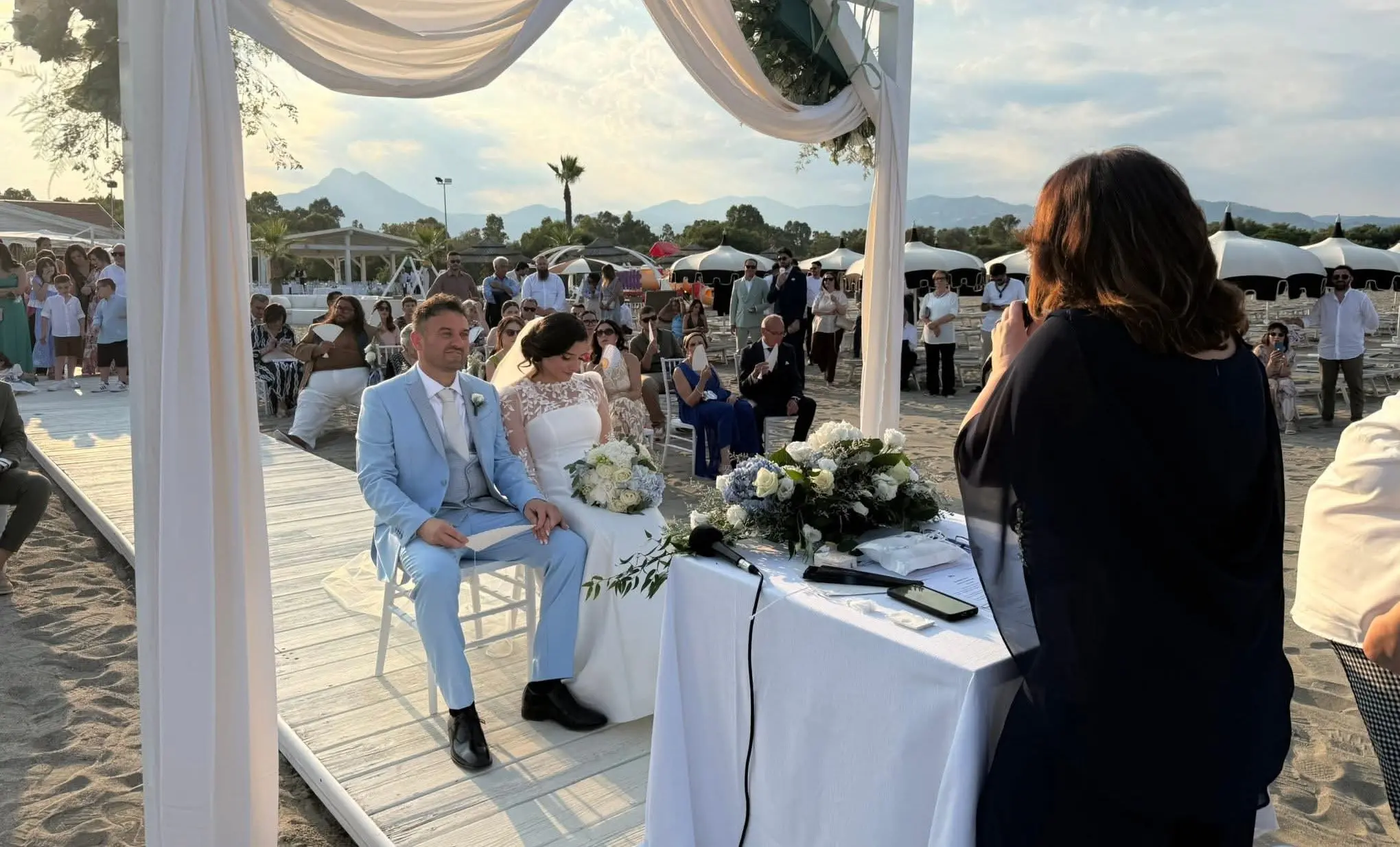Villapiana, primo matrimonio civile fuori dal Comune: Danilo e Rosanna si dicono «sì» in riva al mare\n