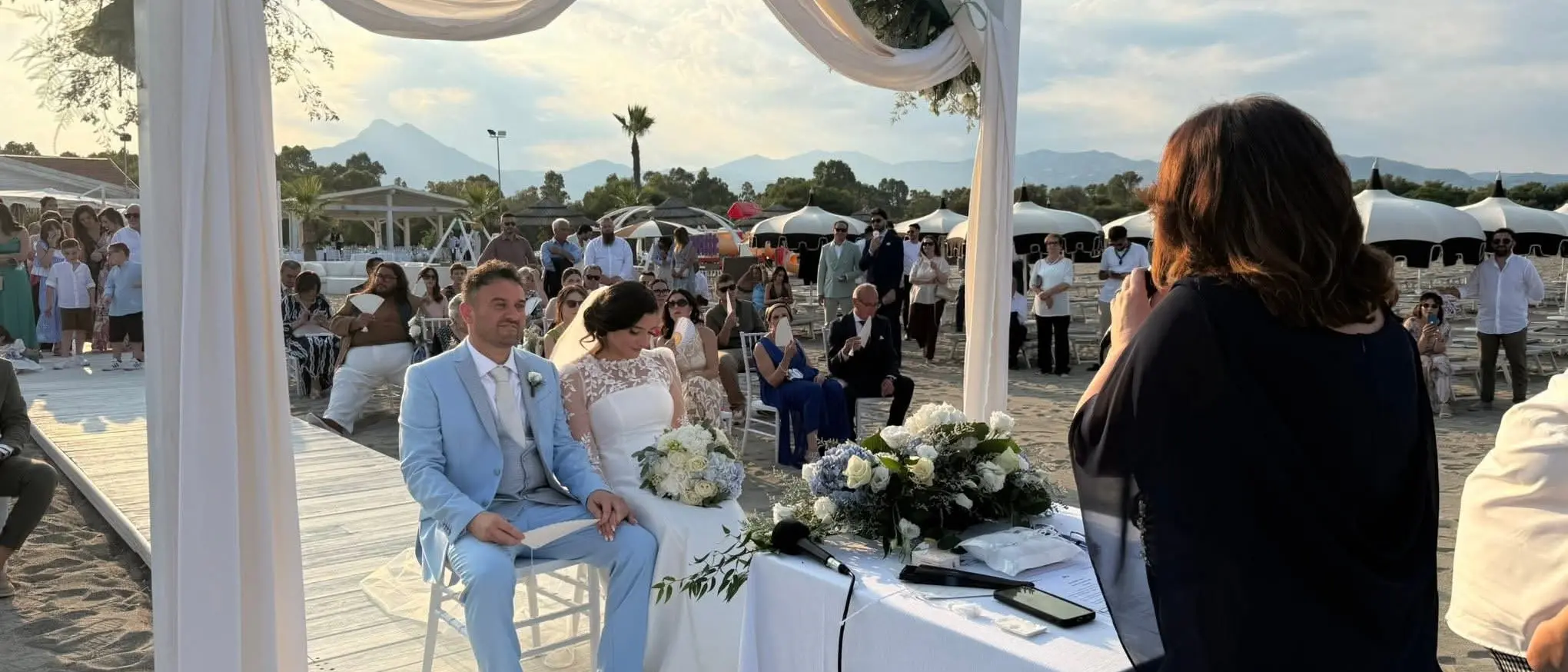 Villapiana, primo matrimonio civile fuori dal Comune: Danilo e Rosanna si dicono «sì» in riva al mare\n
