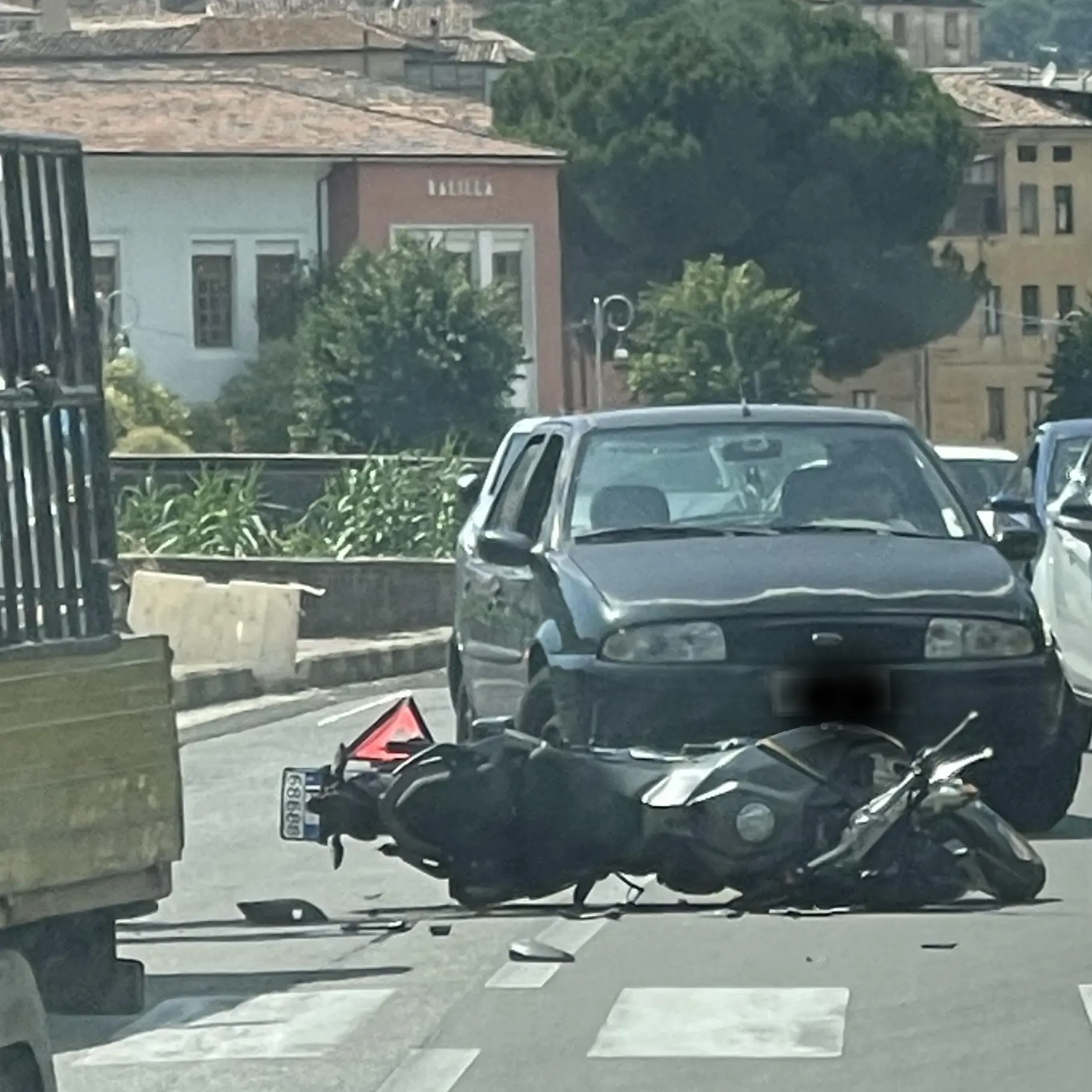 Cosenza, violento impatto tra un’auto e una moto su via Lungo Crati\n