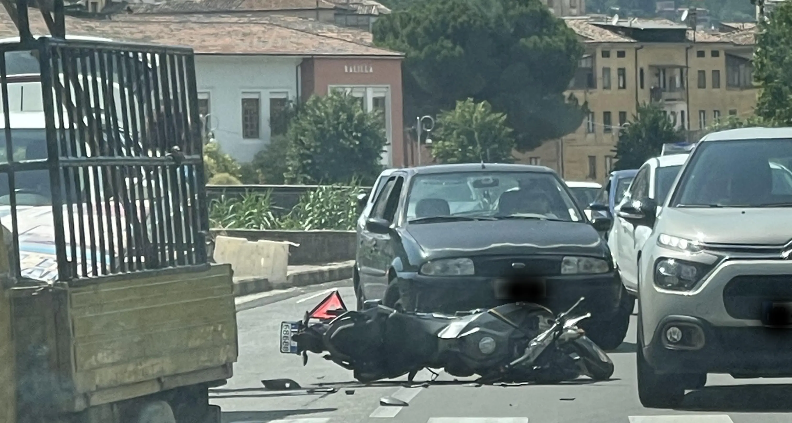 Cosenza, violento impatto tra un’auto e una moto su via Lungo Crati\n