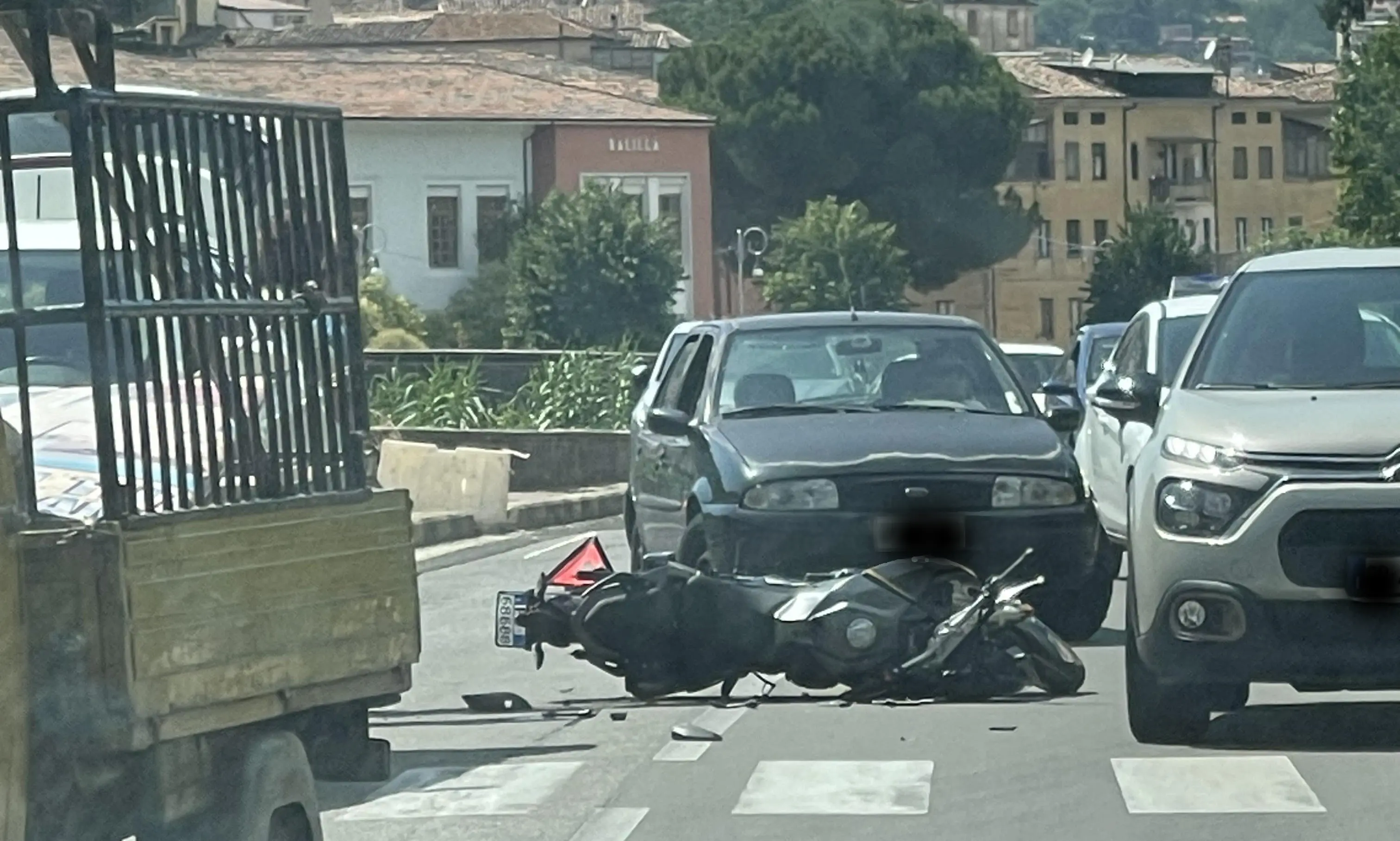 Cosenza, violento impatto tra un’auto e una moto su via Lungo Crati\n