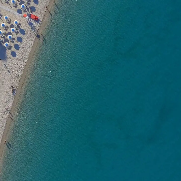 Ombrellone a Soverato, fino a 900 euro per la stagione: «Nessun aumento, prenotazioni confermate e nuovi turisti in arrivo»\n
