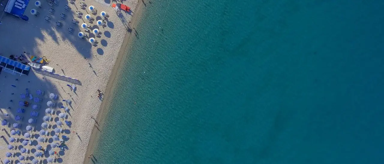 Ombrellone a Soverato, fino a 900 euro per la stagione: «Nessun aumento, prenotazioni confermate e nuovi turisti in arrivo»\n