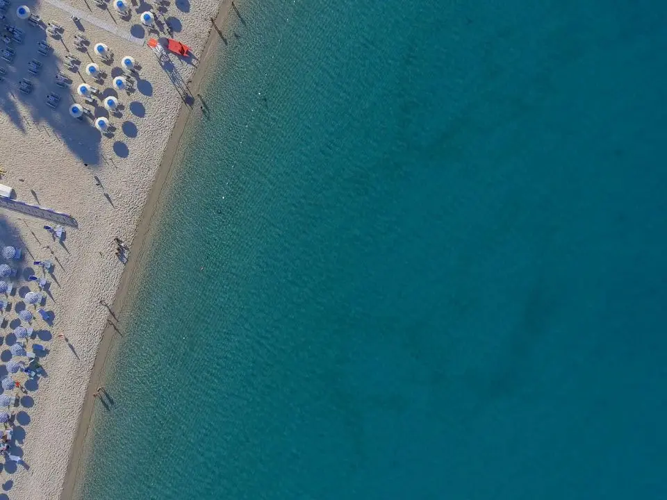 Ombrellone a Soverato, fino a 900 euro per la stagione: «Nessun aumento, prenotazioni confermate e nuovi turisti in arrivo»