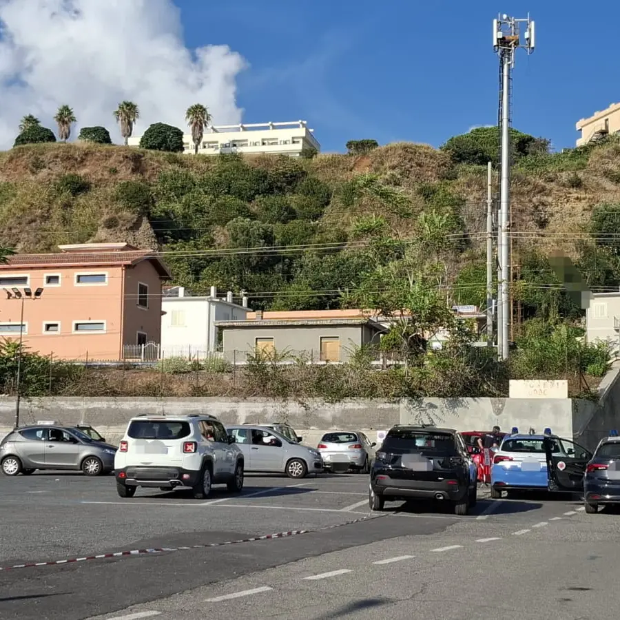 Tragedia sulla linea ferroviaria a Belvedere Marittimo, persona travolta da un treno: circolazione sospesa\n
