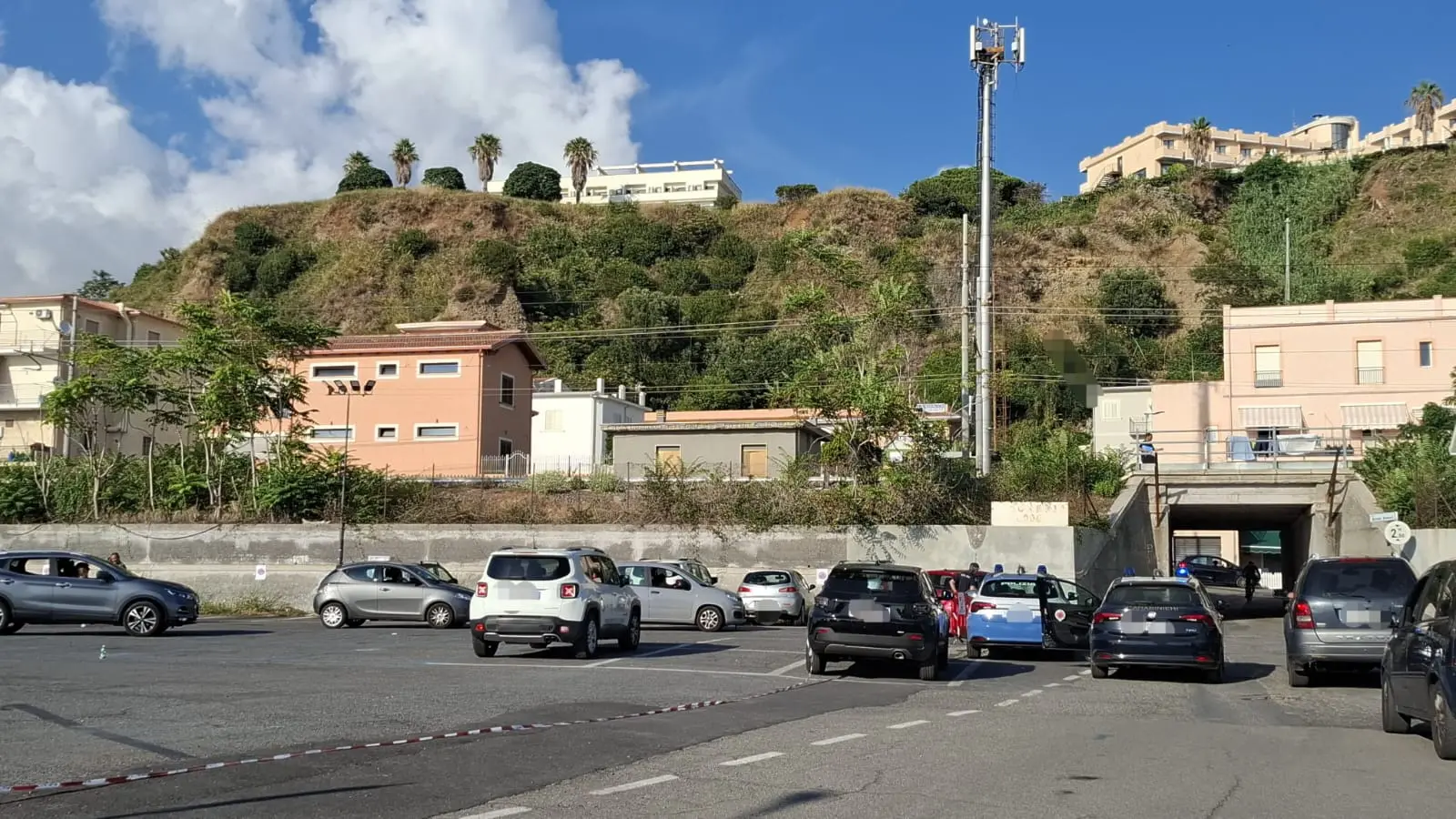 Tragedia sulla linea ferroviaria a Belvedere Marittimo, persona travolta da un treno: circolazione sospesa\n
