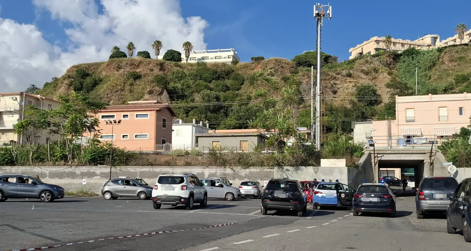 Tragedia sulla linea ferroviaria a Belvedere Marittimo, persona travolta da un treno: circolazione sospesa\n