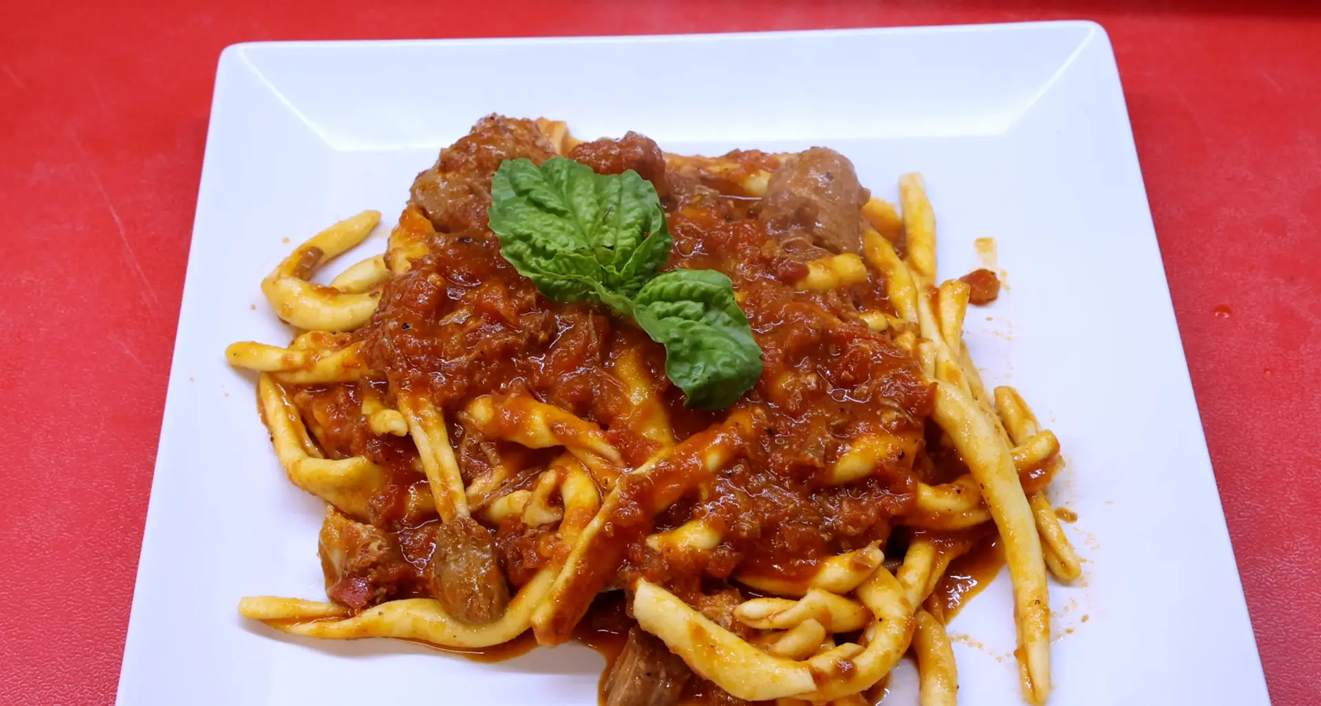 Il sogno di aprire un ristorante tutto suo realizzato a 50 anni: a LaC Storie Nazareno e il locale intitolato alla sua mamma\n