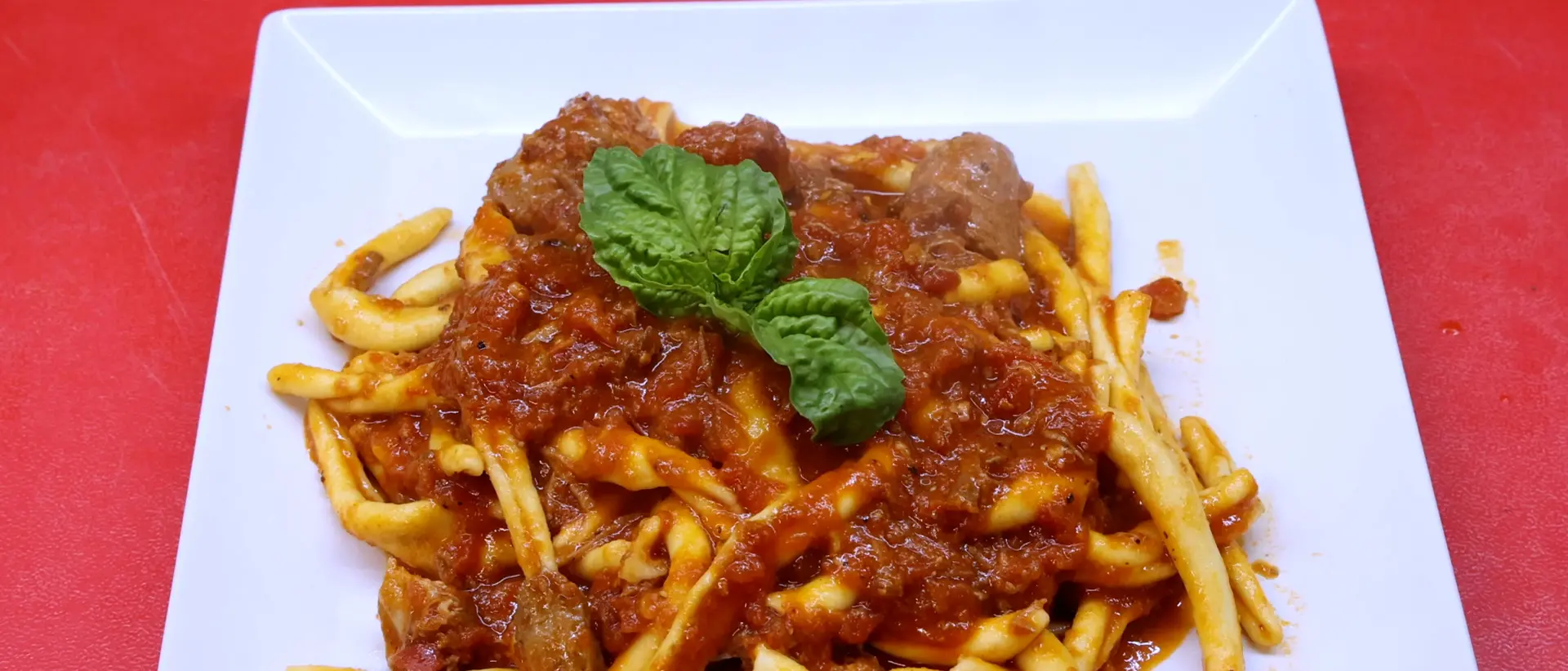 Il sogno di aprire un ristorante tutto suo realizzato a 50 anni: a LaC Storie Nazareno e il locale intitolato alla sua mamma\n