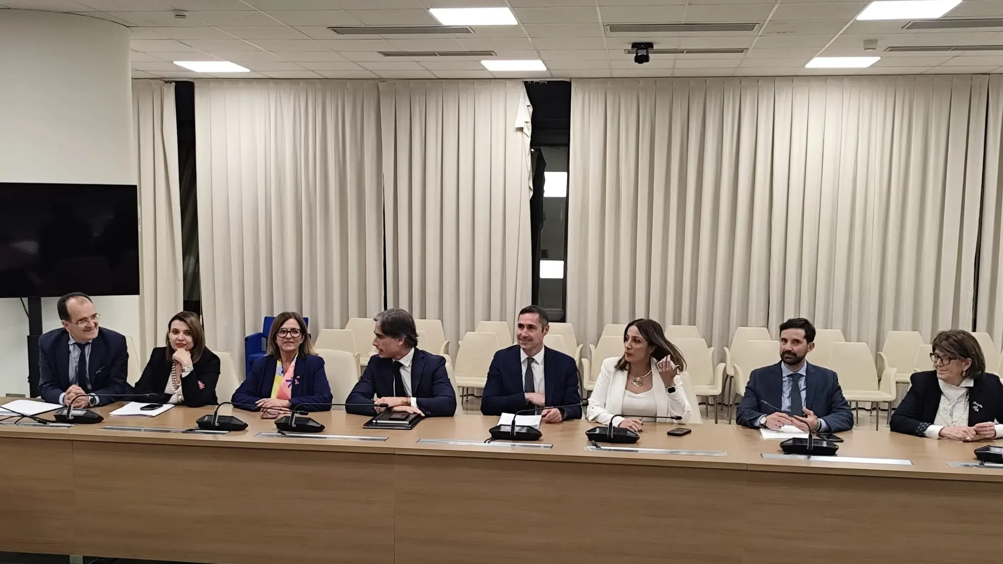 <p>Sottosegretari regionali, accolto il ricorso dell'opposizione: necessario il <span style=\"color:hsl(0, 75%, 60%);\">referendum </span>per la modifica dello Statuto</p>
