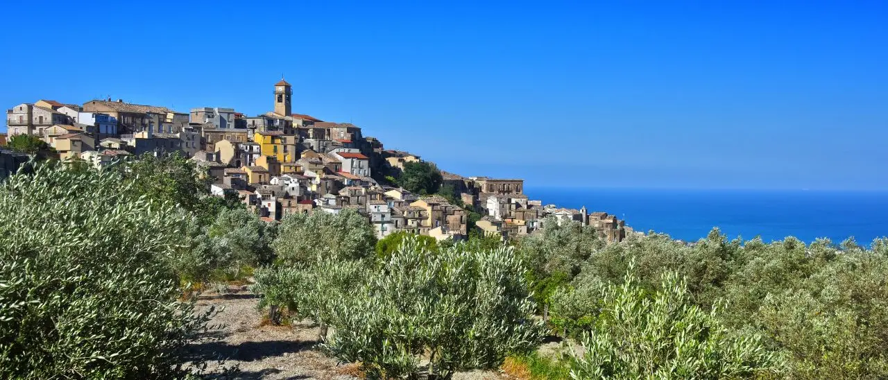 Quando l’insulto si trasforma in identità: il riscatto della “Terronia”\u00A0nei versi di Rocco Scotellaro\n