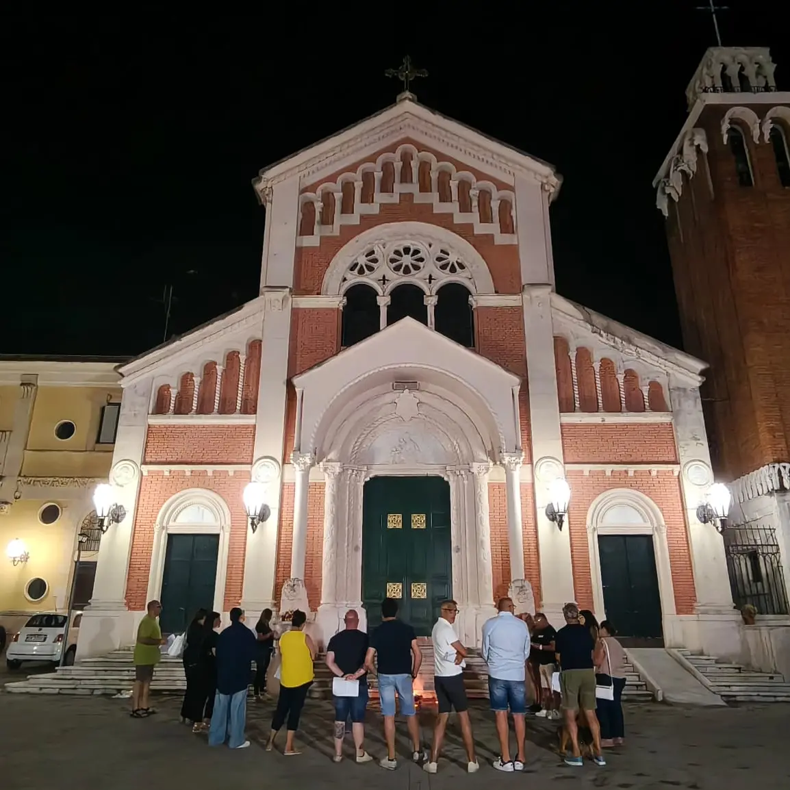 Momento di preghiera e raccoglimento davanti la\u00A0Chiesa del Rosario di Bagnara Calabra\n