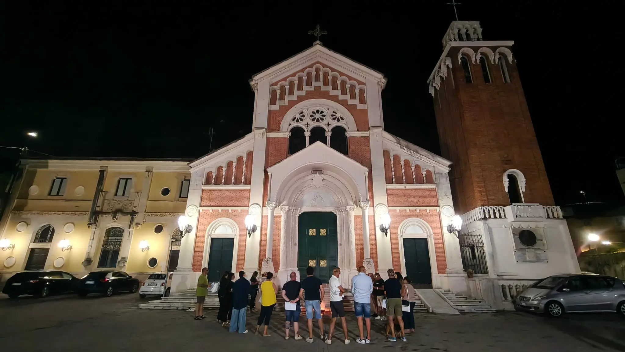 Momento di preghiera e raccoglimento davanti la\u00A0Chiesa del Rosario di Bagnara Calabra\n