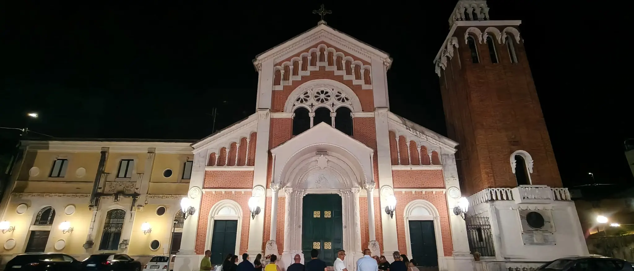 Momento di preghiera e raccoglimento davanti la\u00A0Chiesa del Rosario di Bagnara Calabra\n